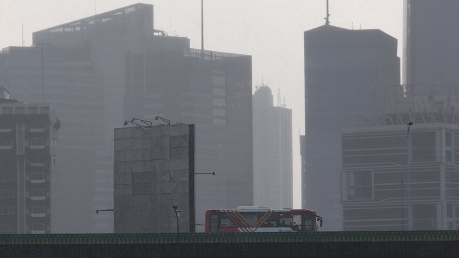 Bus Transjakarta melintas saat hujan lebat di kawasan Mampang, Jakarta, Selasa (3/6/2025). (Bloomberg Technoz/Andrean Kristianto)