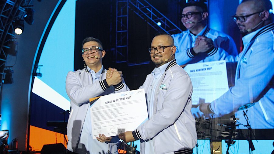 Sebagai bentuk komitmen, Martin dan Vardy secara simbolis menandatangani pakta integritas. (Bloomberg Technoz/Andrean Kristianto)