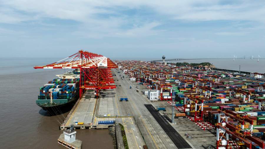 Aktivitas perdagangan di pelabuhan China. (Bloomberg)