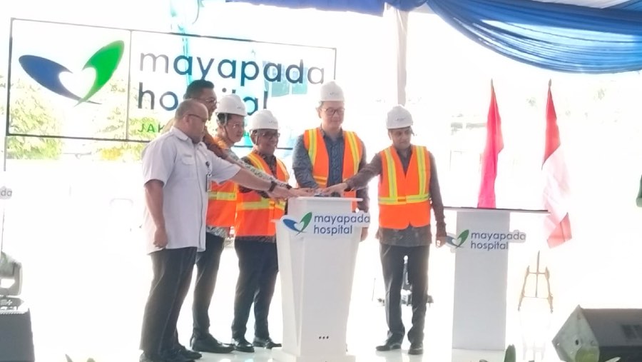 Chairman Mayapada Hospital bersama Menteri Pratikno di acara ground breaking tower 3 Mayapada Hospital. (Sumber: Dinda Decembria/Bloomberg Technoz)