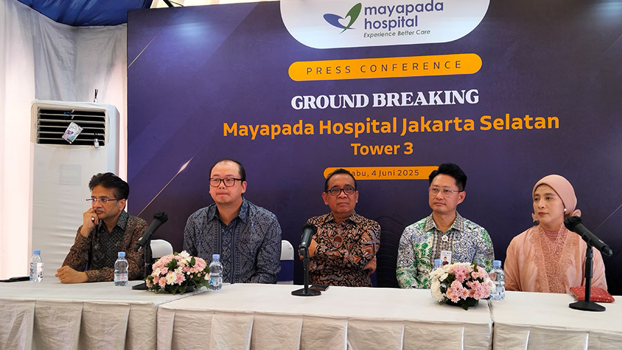 Chairman Mayapada Jonathan Tahir Bersama Menteri Pratikno di acara ground breaking tower 3 Mayapada Hospital. (Dinda Decembria//Bloomberg Technoz)
