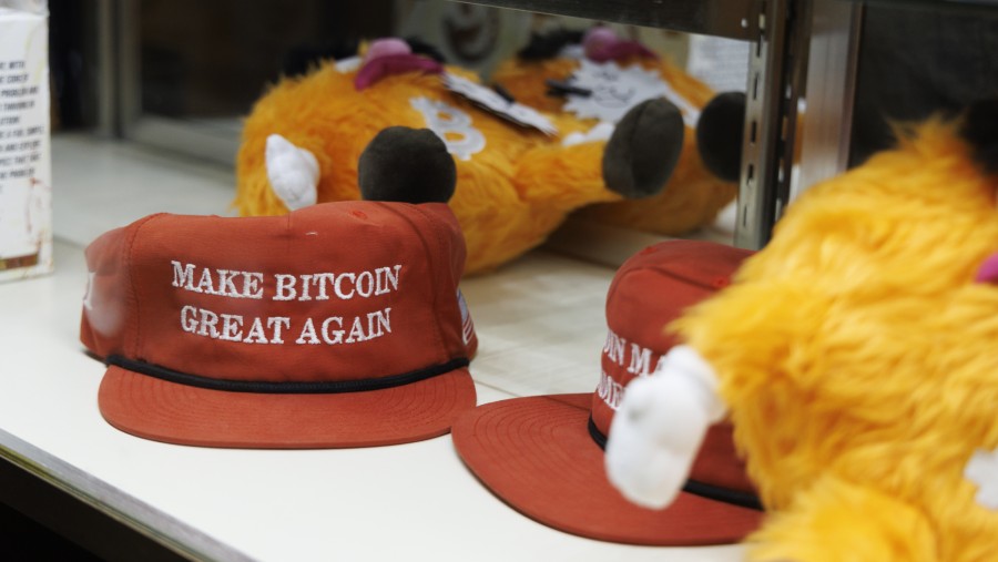 Topi bertuliskan Make Bitcoin Great Agian. (Bloomberg)	

