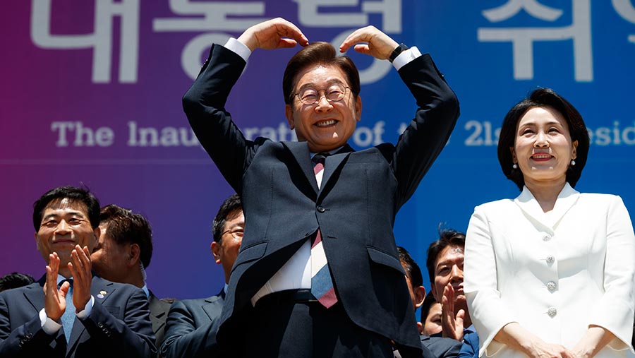 Lee Jae-myung langusung menjabat menjadi Presiden Korsel tanpa harus melalui masa transisi selama 60 hari. (Lee Young-ho/Sipa/Bloomberg)