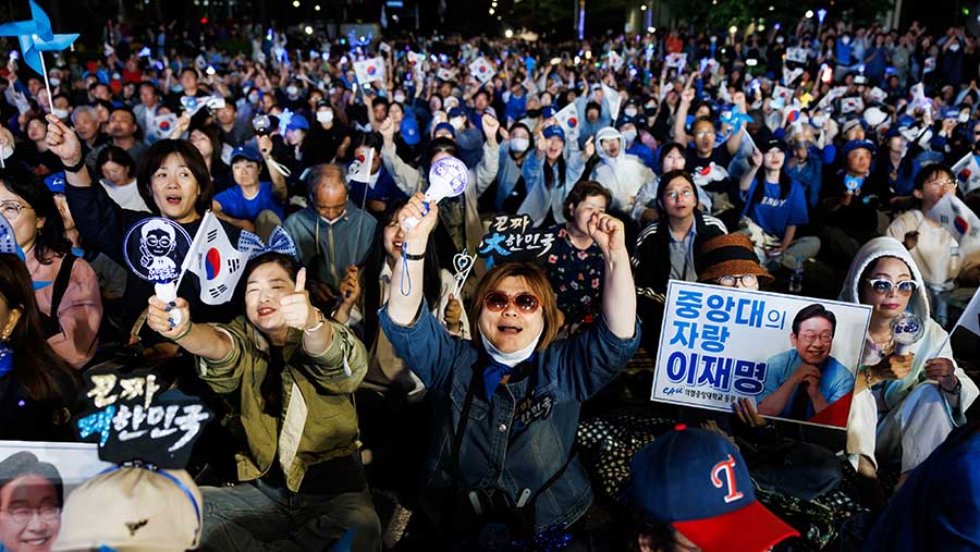 Pendukung Lee Jae-myung merayakan kemenangan penghitungan suara di dekat Majelis Nasional, Seoul, Korsel, Selasa (3/6/2025). (SeongJoon Cho/Bloomberg)