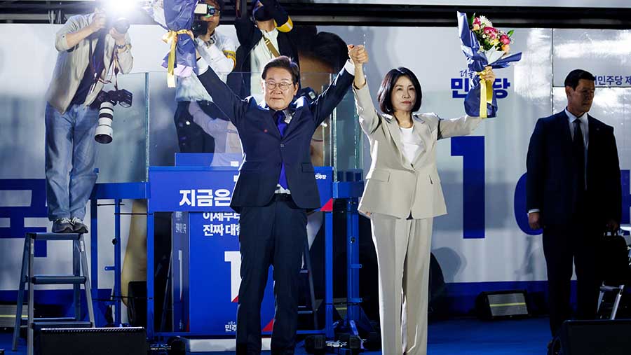 Kandidat oposisi Korea Selatan (Korsel), Lee Jae-myung merayakan kemenangan penghitungan suara dalam pemilihan Presiden. (SeongJoon Cho/Bloomberg)