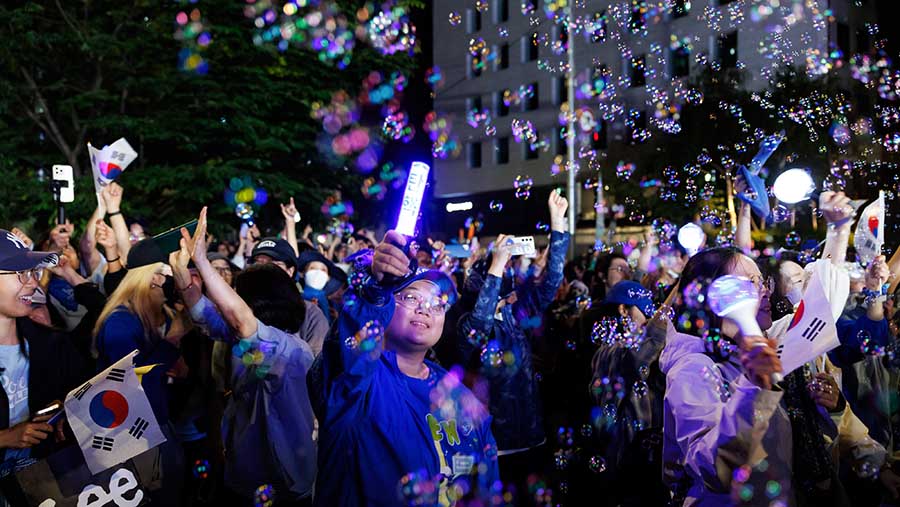 Komisi Pemilihan Korea Selatan secara resmi mengumumkan Lee Jae-myung sebagai presiden baru. (SeongJoon Cho/Bloomberg)