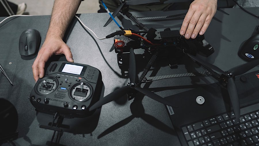 FPV drone telah menjadi senjata utama dalam konflik ini, mampu bergerak cepat dengan muatan peledak ringan. (Andrew Kravchenko/Bloomberg)