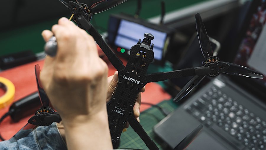 Teknisi mempersiapkan drone Shrike FPV di perusahaan teknologi militer Skyfall di Ukraina, Kamis (29/5/2025). (Andrew Kravchenko/Bloomberg)