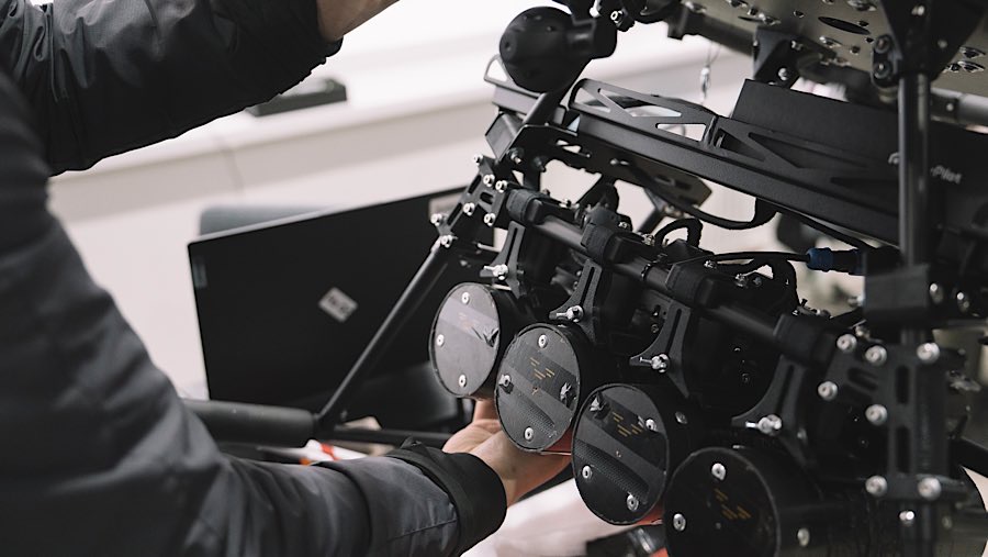 Perusahaan seperti Origin Robotics dari Latvia turut mengirim drone uji untuk membantu Ukraina. (Andrew Kravchenko/Bloomberg)