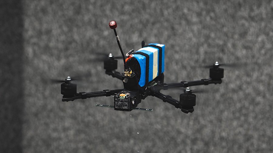 Drone Shrike FPV selama pengujian di perusahaan teknologi militer Skyfall di Ukraina, Kamis (29/5/2025). (Andrew Kravchenko/Bloomberg)

