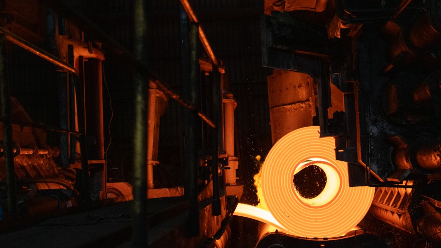 Batang stainless steel digulung menjadi kumparan./Bloomberg-Anindito Mukherjee