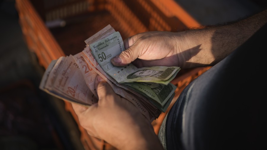 Menghitung Uang bolívar Venezuela. (Bloomberg)