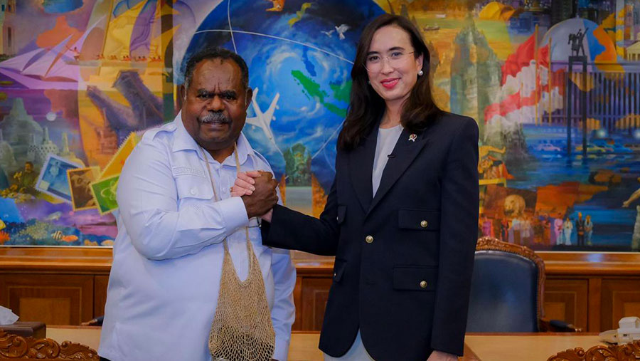 Menteri Pariwisata Widiyanti bertemu dengan Gubernur Papua Barat Daya Elisa Kambu di Gedung Sapta Pesona, Jakarta, Rabu (4/6/2025). (Dok. Kemenpar RI)