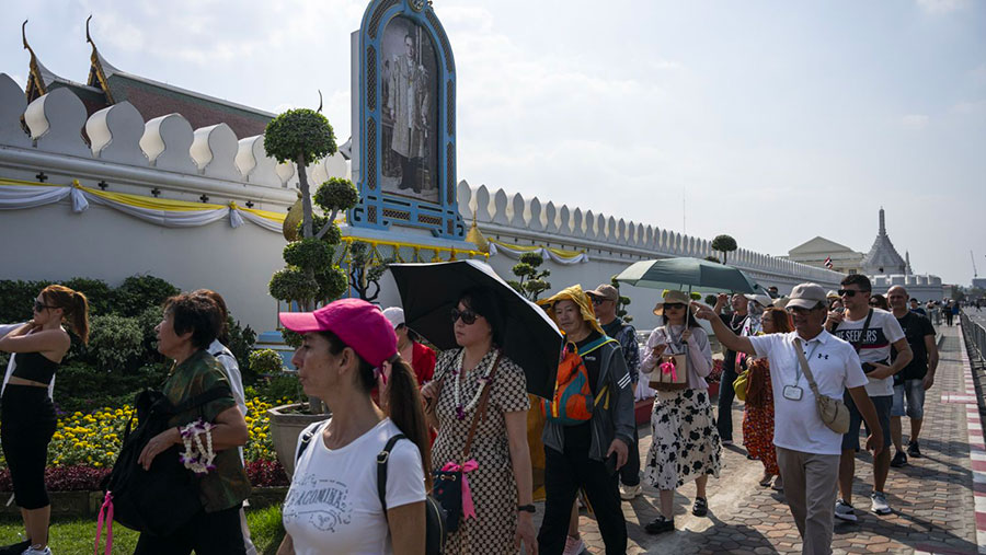 Turis Berjalan di Sepanjang The Grand Palace, Bangkok. (Sirachai Arunrugstichai/Bloomberg)