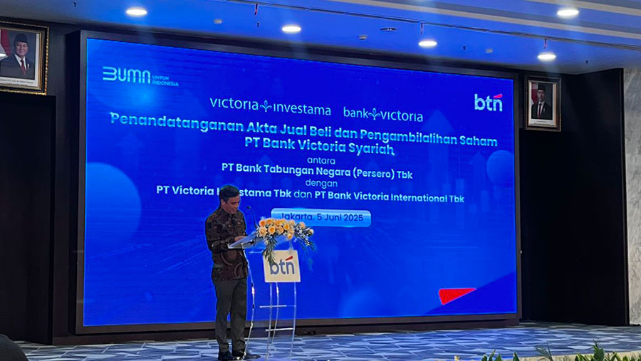 Penandatanganan akta jual beli dan pengambilalihan saham PT Bank Victoria Syariah oleh BTN (Bloomberg Technoz/Merinda Faradianty)