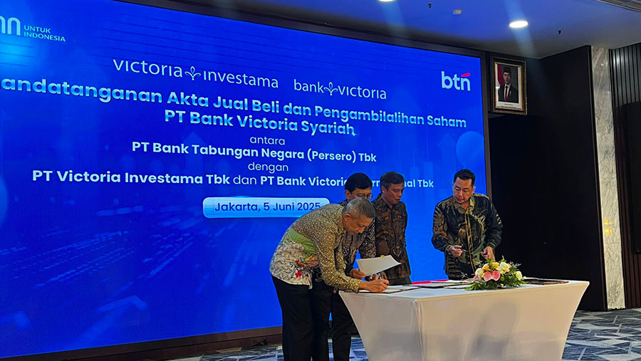 Penandatanganan akta jual beli dan pengambilalihan saham PT Bank Victoria Syariah oleh BTN (Bloomberg Technoz/Merinda Faradianty)