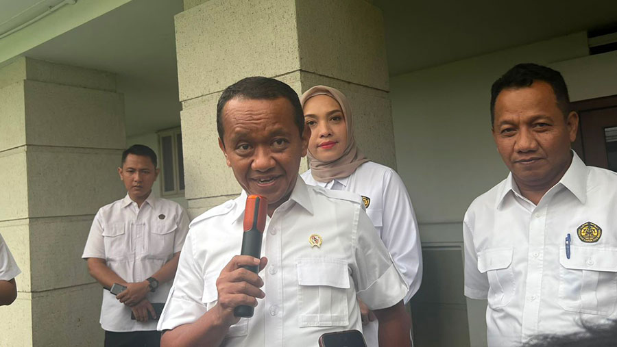 Menteri ESDM Bahlil Lahadalia dalam konferensi pers di kantor Kementerian ESDM, Kamis (5/6/2025). (Bloomberg Technoz/Mis Fransiska Dewi)
