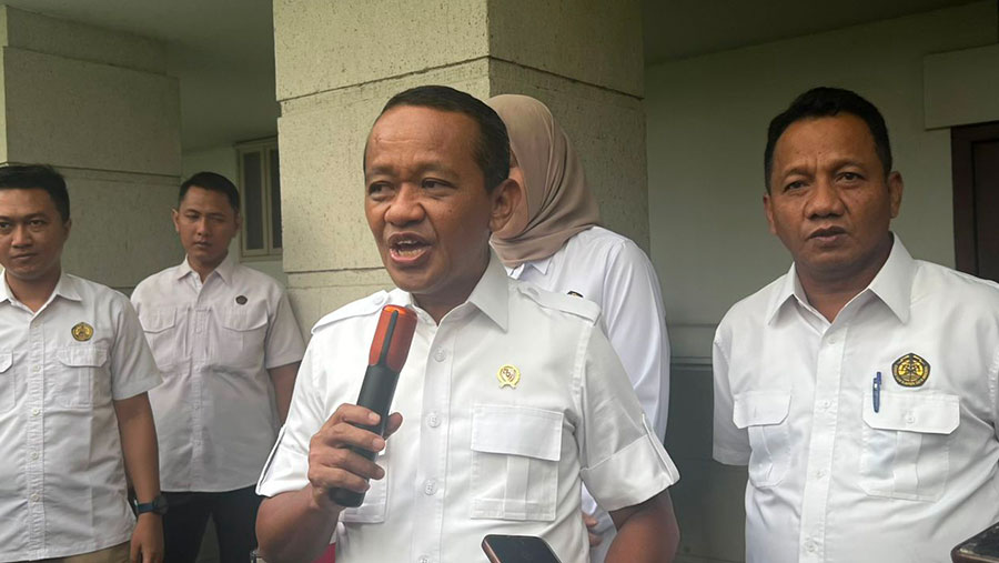Menteri ESDM Bahlil Lahadalia dalam konferensi pers di kantor Kementerian ESDM, Kamis (5/6/2025). (Bloomberg Technoz/Mis Fransiska Dewi)