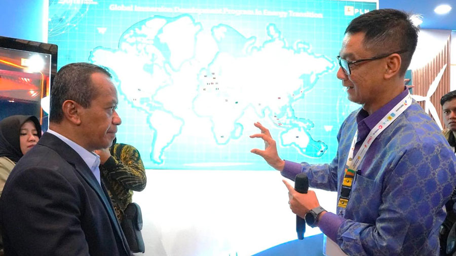 Menteri ESDM Bahlil Lahadalia (kiri) dan Direktur Utama PLN Darmawan Prasodjo (kanan) di Human Capital Summit 2025 JICC. (03/06/25) (Dok. PLN)
