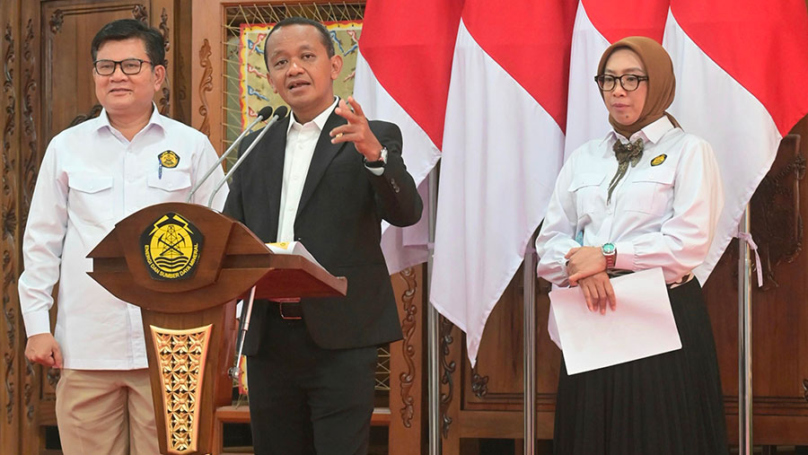 Bahlil Lahadalia, Jisman P. Hutajulu dan Eniya Listiani Dewi mengumumkan RUPTL 2025-2034 di Jakarta, Senin (26/5). (Dok. PLN)
