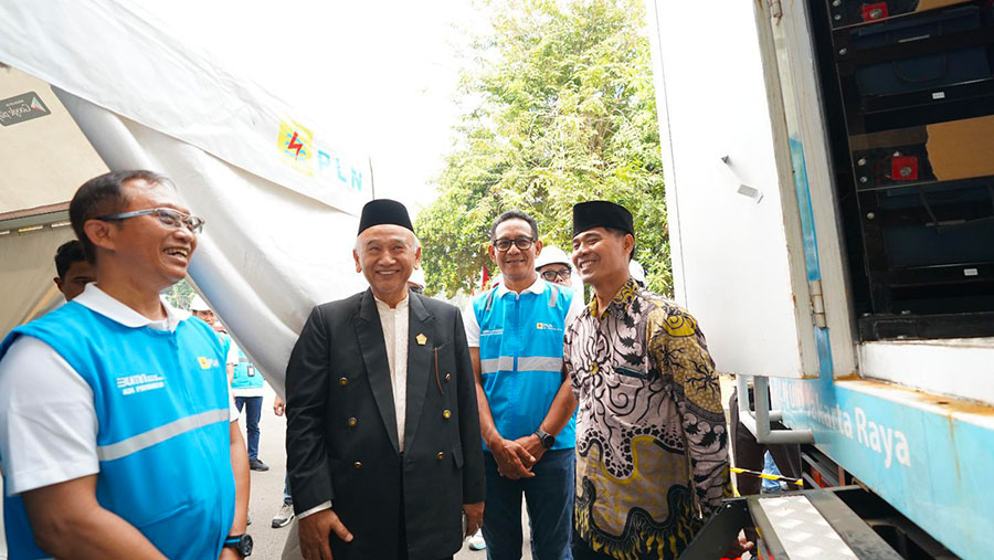 Direktur Distribusi PLN melakukan peninjauan instalasi uninterruptible power supply di Masjid Istiqlal, Jakarta (Dok. PLN)