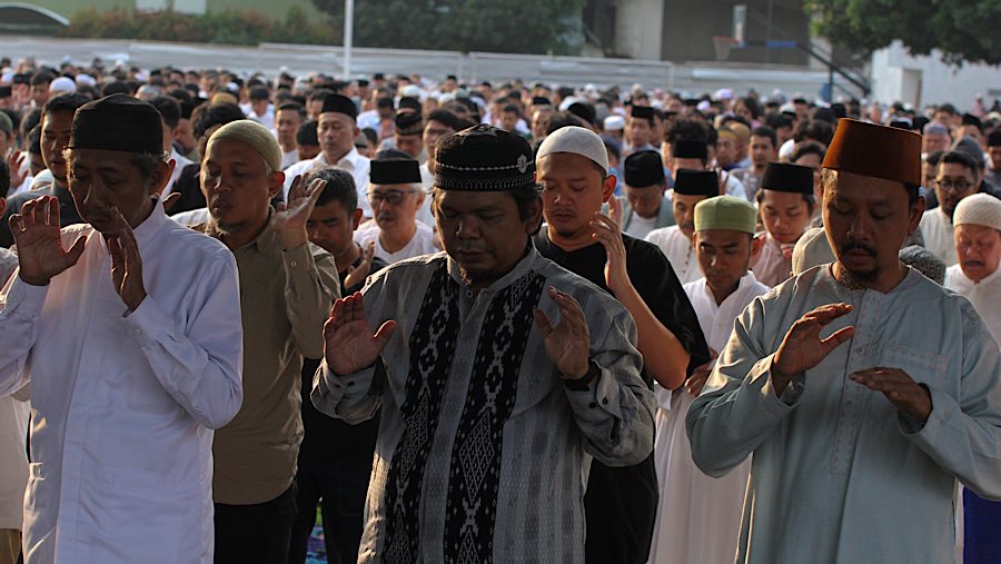 Salat Iduladha di Masjid Agung Al-Azhar Jakarta Selatan berjalan lancar dan khidmat. (Bloomberg Technoz/Andrean Kristianto)