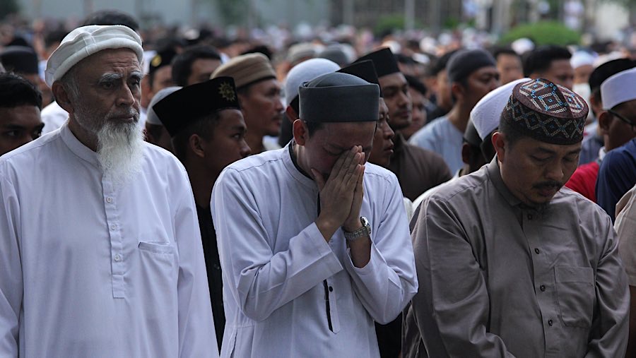 Masjid Agung Al-Azhar Jakarta menggelar Salat Iduladha 1446 Hijriah di lapangan hijau (Bloomberg Technoz/Andrean Kristianto)