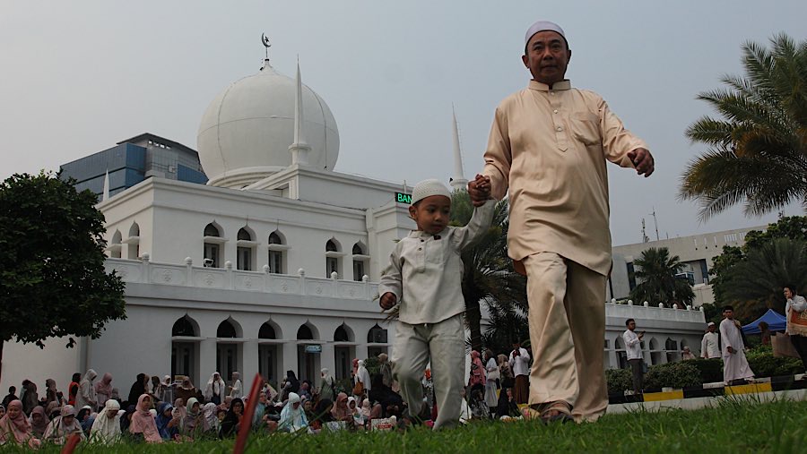 Umat Islam bersiap melaksanakan salat Iduladha di Masjid Agung Al-Azhar, Jakarta Selatan, Jumat (6/6/2025). (Bloomberg Technoz/Andrean Kristianto)