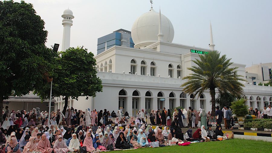 Umat Islam bersiap melaksanakan salat Iduladha di Masjid Agung, Jakarta Selatan, Jumat (6/6/2025). (Bloomberg Technoz/Andrean Kristianto)
