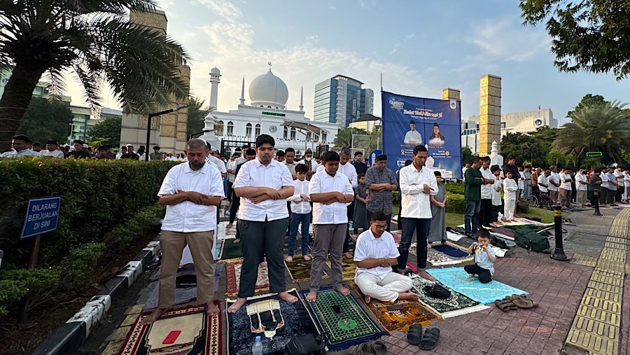Beberapa umat muslim yang datang terpaksa salat di pedestrian karena ramainya jemaah. (Bloomberg Technoz/Andrean Kristianto)