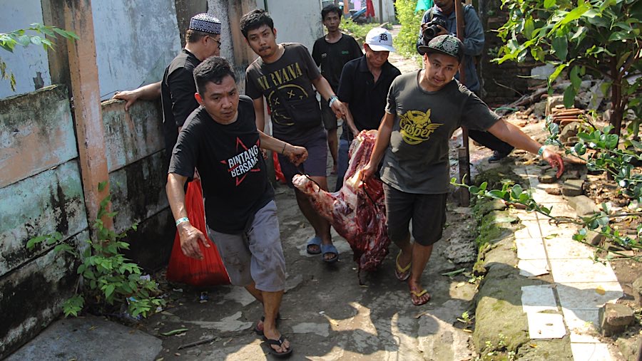 Daging hasil kurban didistribusikan kepada mereka yang membutuhkan. (Bloomberg Technoz/Andrean Kristianto)