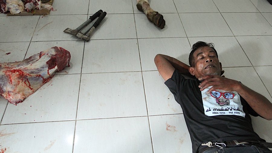 Pembagian hewan kurban juga menjadi sarana untuk mempererat ikatan sosial antarwarga. (Bloomberg Technoz/Andrean Kristianto)