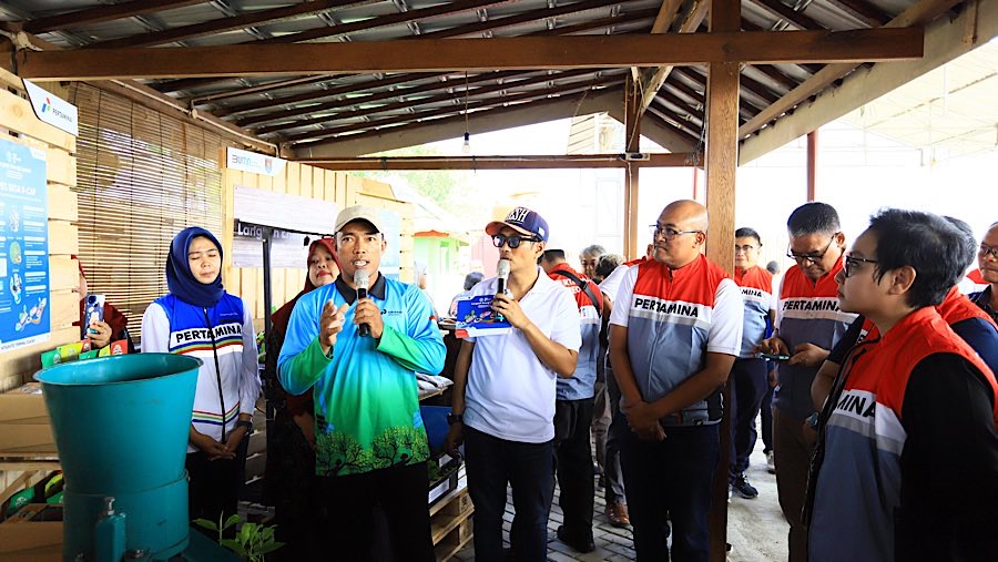 Vice President CSR & SMEPP Pertamina (Persero), Rudi Ariffianto mengunjungi beberapa booth Inovasi teknologi di Cilacap, 04/06/2025). (Dok. Pertamina)