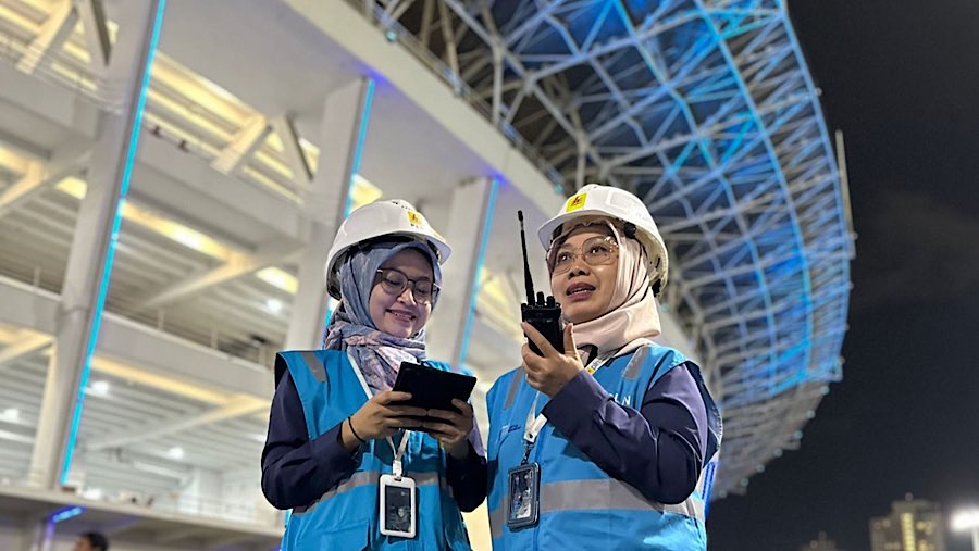 Srikandi PLN bersiaga saat pertandingan Kualifikasi Piala Dunia 2026 Indonesia melawan China di SUGBK, Kamis (5/6/2025). (Dok. PLN)
