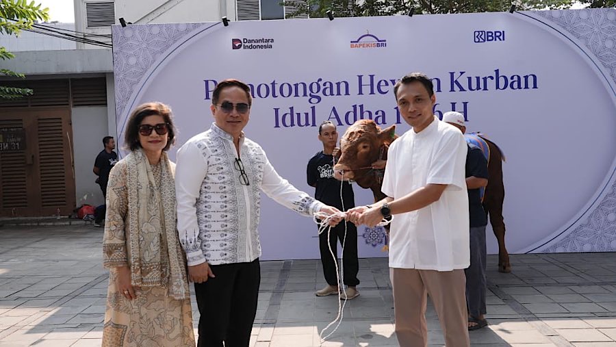Pemantauan instalasi kelistrikan sebelum pertandingan Kualifikasi Piala Dunia 2026 Indonesia melawan China di SUGBK, Kamis (5/6/2025). (Dok. PLN)

