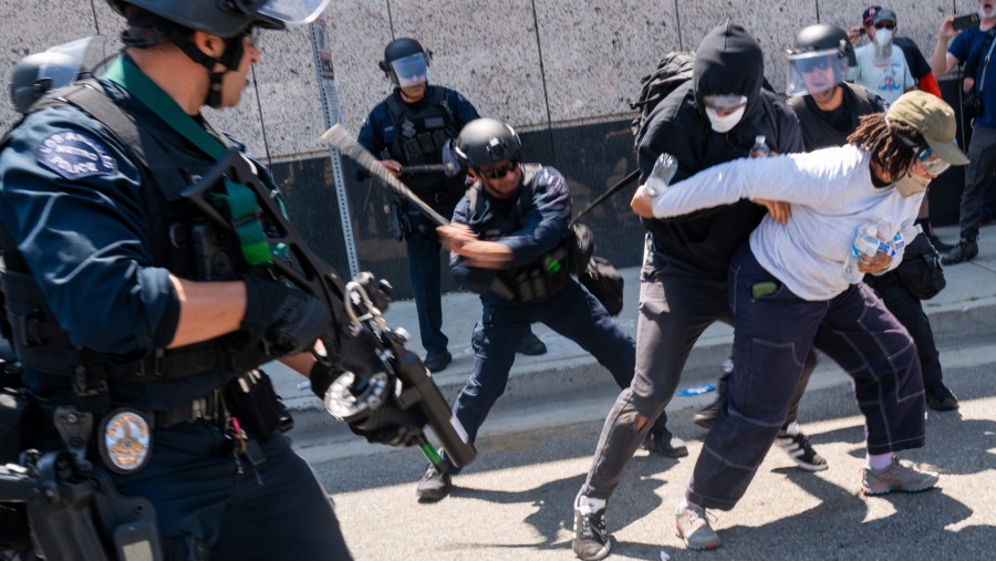 Bentrokan di tengah aksi protes kebijakan deportasi Trump di Los Angeles, California, Minggu (8/6/2025) waktu setempat./dok. Bloomberg