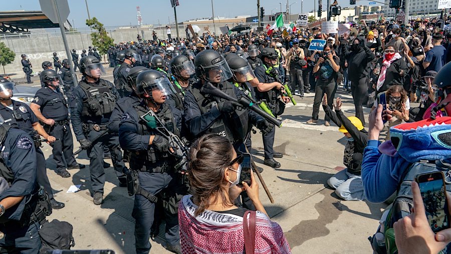 Petugas penegak hukum berhadapan dengan pengunjuk rasa selama demonstrasi di Los Angeles, California, AS, Minggu (8/6/2025). (Kyle Grillot/Bloomberg)