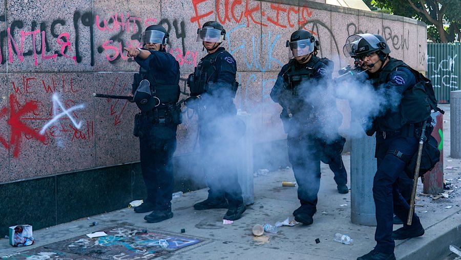 Polisi melepaskan tembakan yang tidak mematikan selama demonstrasi di Los Angeles, California, AS, Minggu (8/6/2025). (Kyle Grillot/Bloomberg)