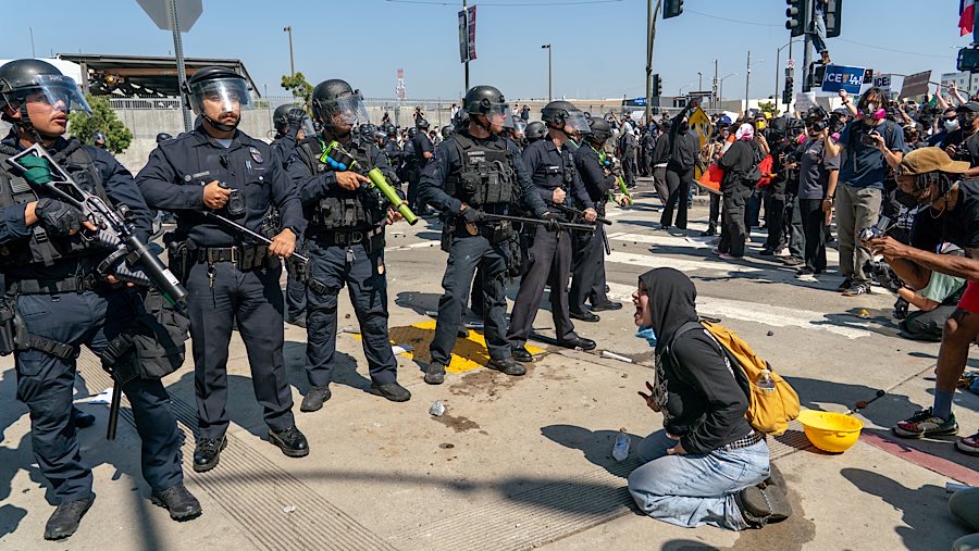Polisi berhadapan dengan seorang pengunjuk rasa selama demonstrasi di Los Angeles, California, AS, Minggu (8/6/2025). (Kyle Grillot/Bloomberg)