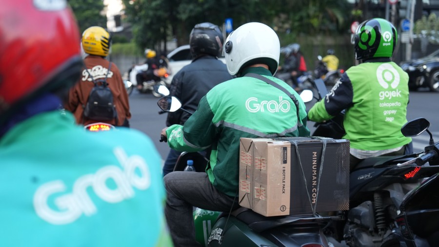 Pengemudi ojol Gojek dan Grab. (Bloomberg)