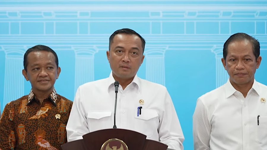 Mensesneg Prasetyo Hadi dan Menteri ESDM Bahlil Lahadalia memberikan  keterangan pers terkait pencabutan 4 IUP di Raja Ampat. (Youtube Setpres)