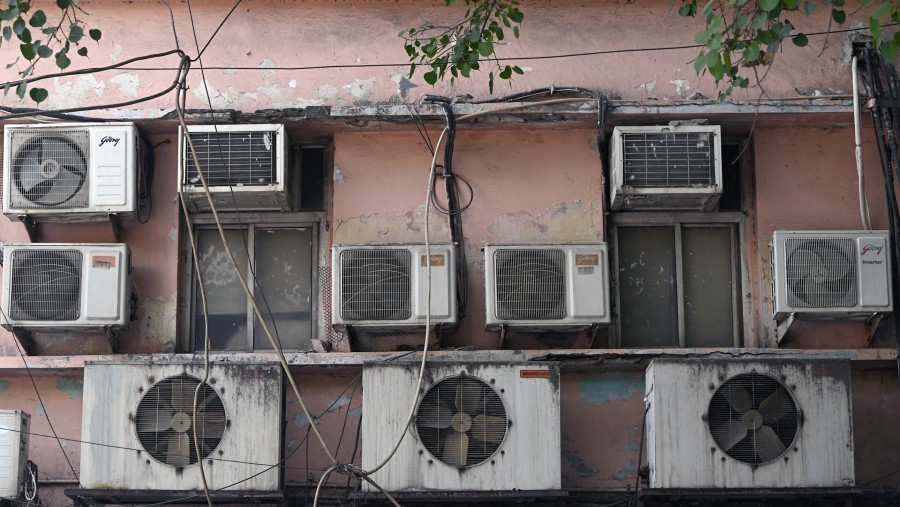 Unit pendingin udara saat suhu tinggi di New Delhi, India. (Fotografer: Prakash Singh/Bloomberg)