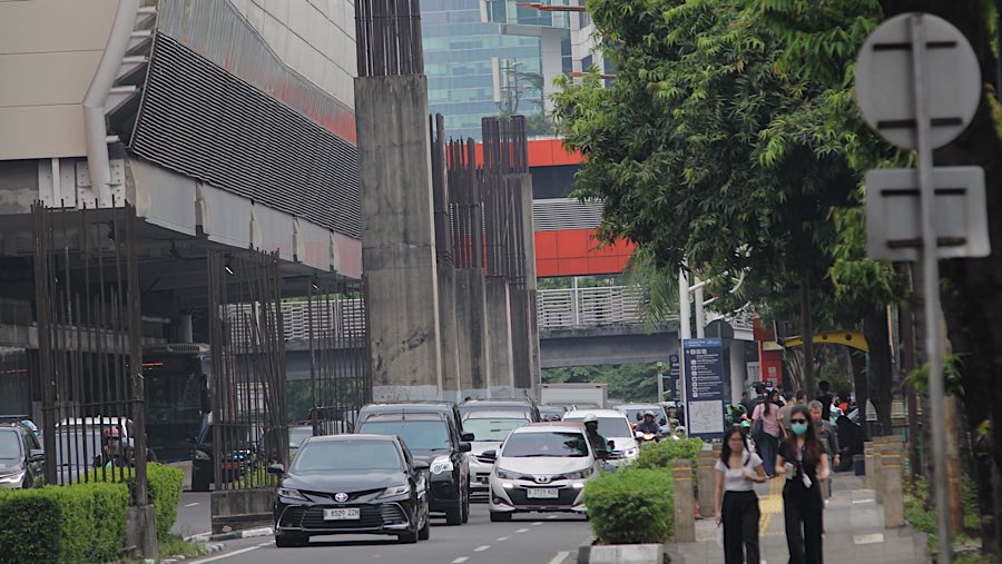 Pemprov DKI Jakarta memastikan bakal membenahi keberadaan tiang proyek monorel yang terbengkalai. (Bloomberg Technoz/Andrean Kristianto)