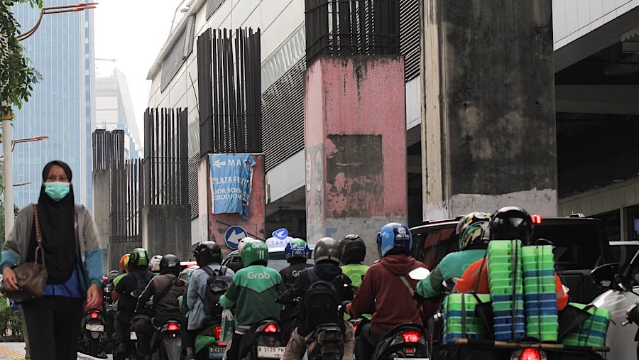 Tiang-tiang proyek monorel yang saat ini terbengkalai mengganggu estetika ibu kota. (Bloomberg Technoz/Andrean Kristianto)