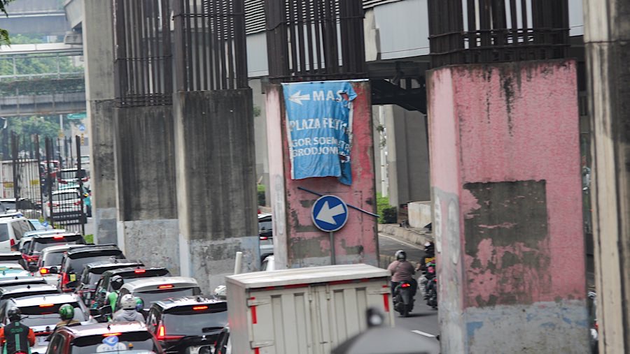 Meskipun proyek monorel telah digantikan dengan LRT, tiang-tiang bekasnya masih berdiri kokoh. (Bloomberg Technoz/Andrean Kristianto)