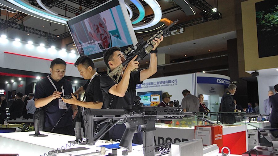 Pengunjung mencoba senjata yang dipamerkan saat Indo Defence Expo di JIExpo Kemayoran, Rabu (11/6/2025). (Bloomberg Technoz/Andrean Kristianto)
