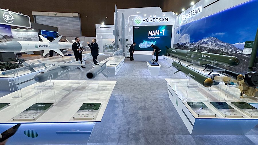 Pengunjung berbincang disalah satu stan peserta Indo Defence Expo di JIExpo Kemayoran, Rabu (11/6/2025). (Bloomberg Technoz/Andrean Kristianto)