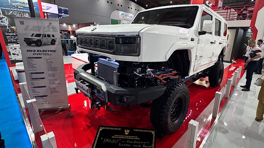 Dalam pameran tersebut kendaraan taktis listrik Maung MV3 EV “Pandu” buatan PT. Pindad diresmikan. (Bloomberg Technoz/Andrean Kristianto)