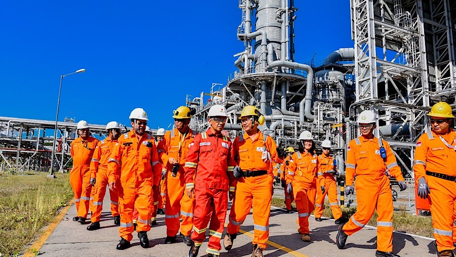 Menteri ESDM Bahlil Lahadalia saat meninjau proyek migas bp di Teluk Bintuni, Papua Barat Daya, Rabu (11/6/2025). (Dok: Tim Komunikasi SKK Migas)