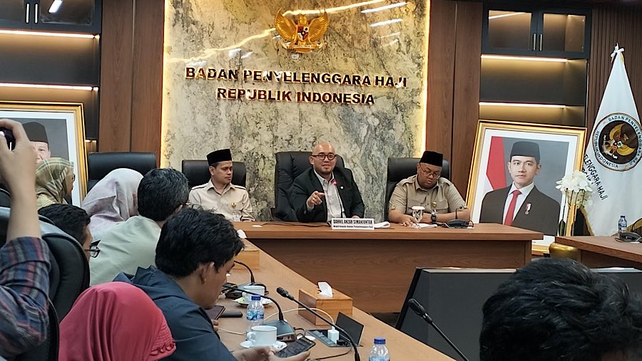 Wakil Kepala BP Haji, Dahnil Anzar Simanjuntak saat konferensi pers penyelenggaraan Haji 2025 di Kantor BP Haji, Rabu (11/6). (Bloomberg Technoz/Ibnu)